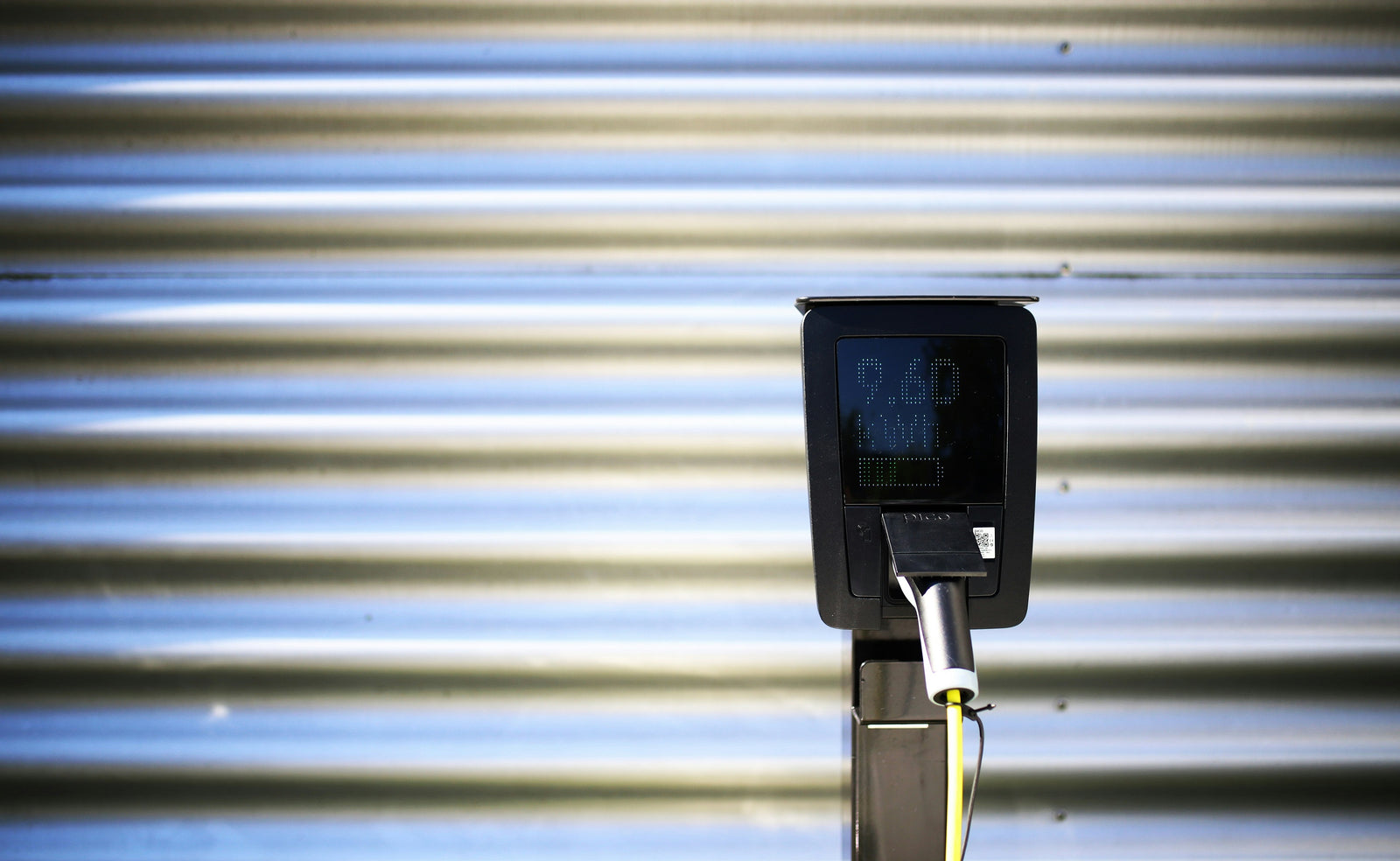 What is the difference between kW and kWh?